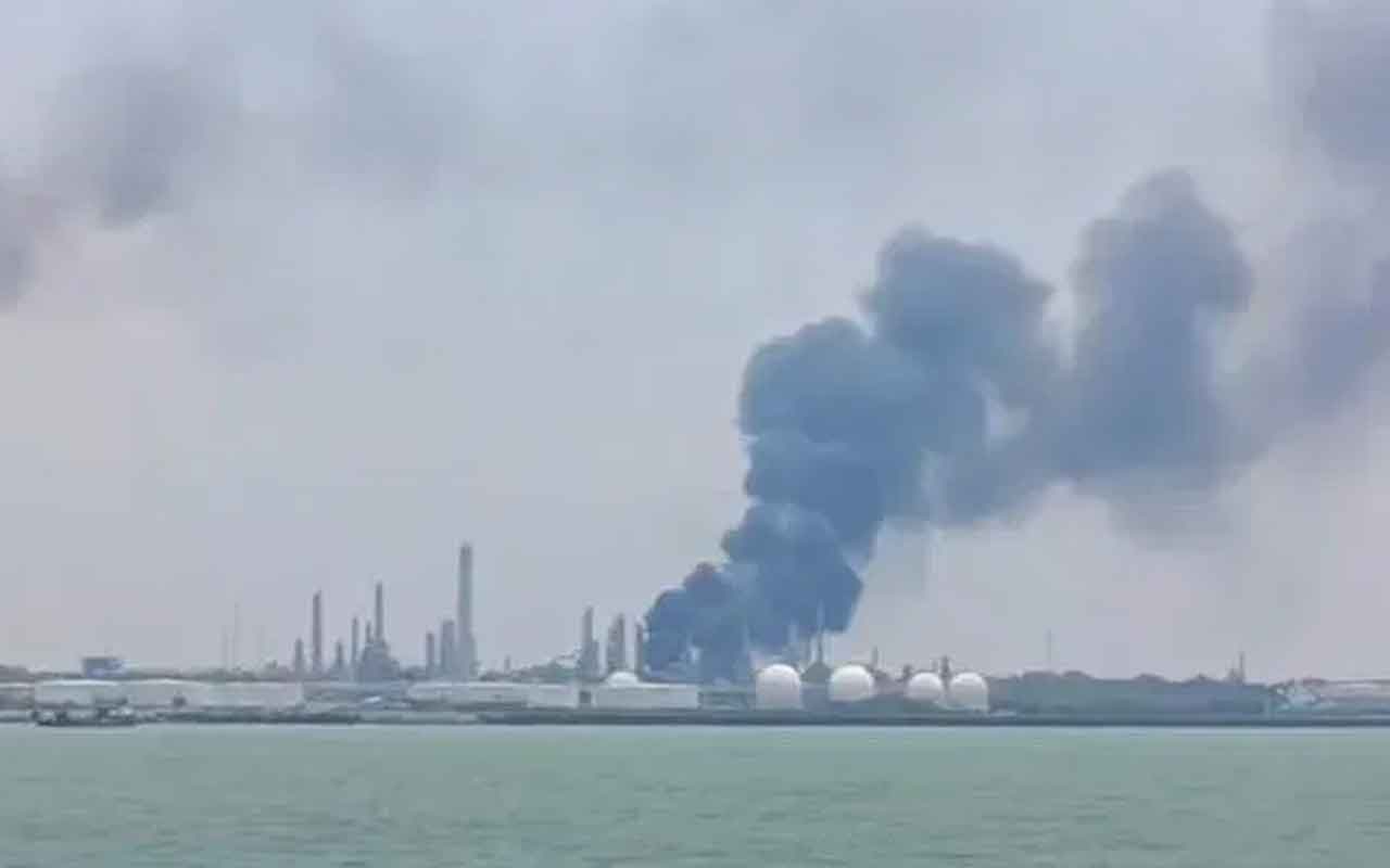 Kepulan  asap hitam akibat kebakaran di kilang TPPI.