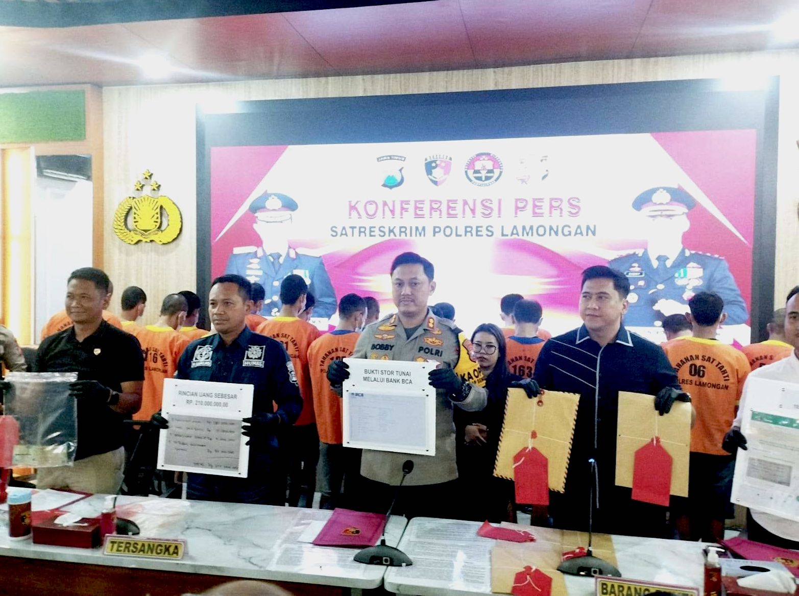 Konferensi pers Polres Lamongan dalam pengungkapan kasus Pungli yang dilakukan Kades Sidomukti (dok. Ist)