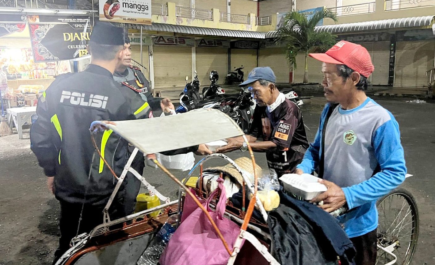 Kapolres Sumenep AKBP Anang Hardiyanto (berkopiah) membagikan makanan sahur ke pengayuh becak di Jl. Trunojoyo