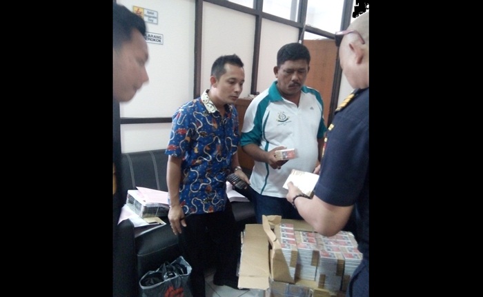 Petugas sedang mengecek BB rokok ilegal di ruang Pidsus Kejari Lamongan.