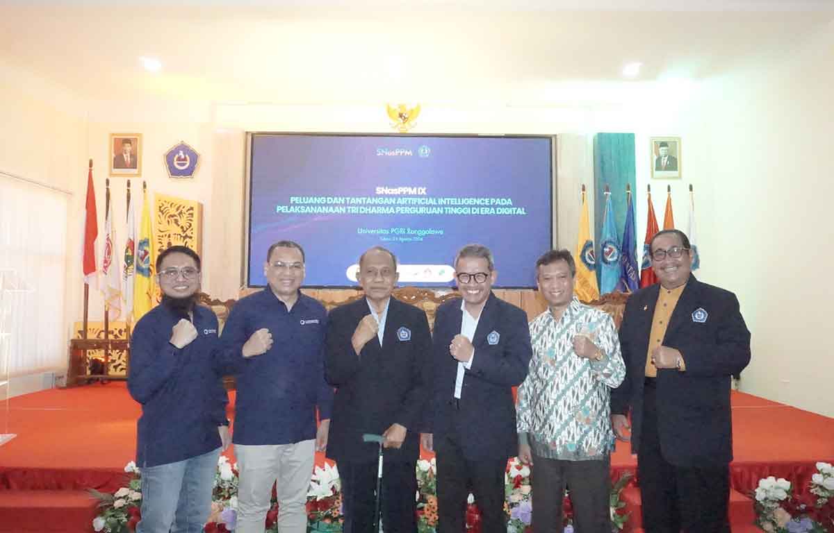 Foto bersama usai seminar yang digelar Unirow Tuban.