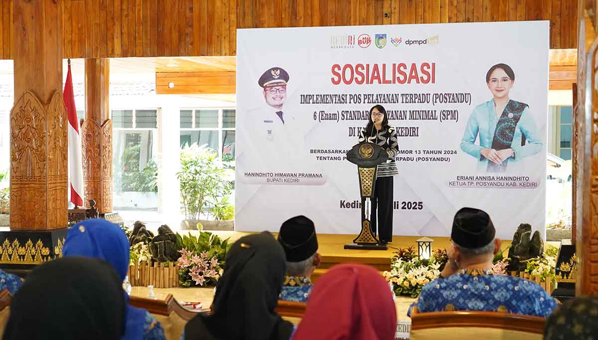 Ketua Tim Pembina Posyandu Kabupaten Kediri, Eriani Annisa Hanindhito, saat memberi sambutan. Foto: Ist