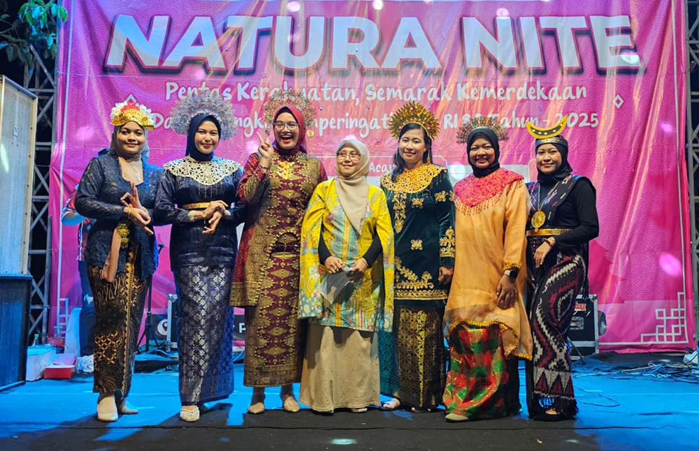 Ibu-ibu dan remaja putri RW 14 Desa Banjarsari, Kecamatan Manyar, menampilkan pakaian adat nusantara dalam gelaran NaturaNite. Foto: Ist.