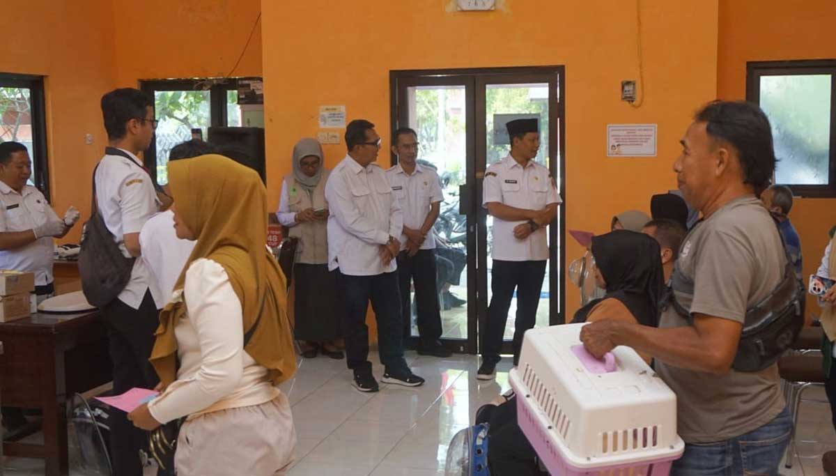 Vaksinasi rabies gratis dan pemeriksaan kesehatan hewan yang digelar Pemkot Pasuruan dalam rangka memperingati HUT daerah yang ke-340.