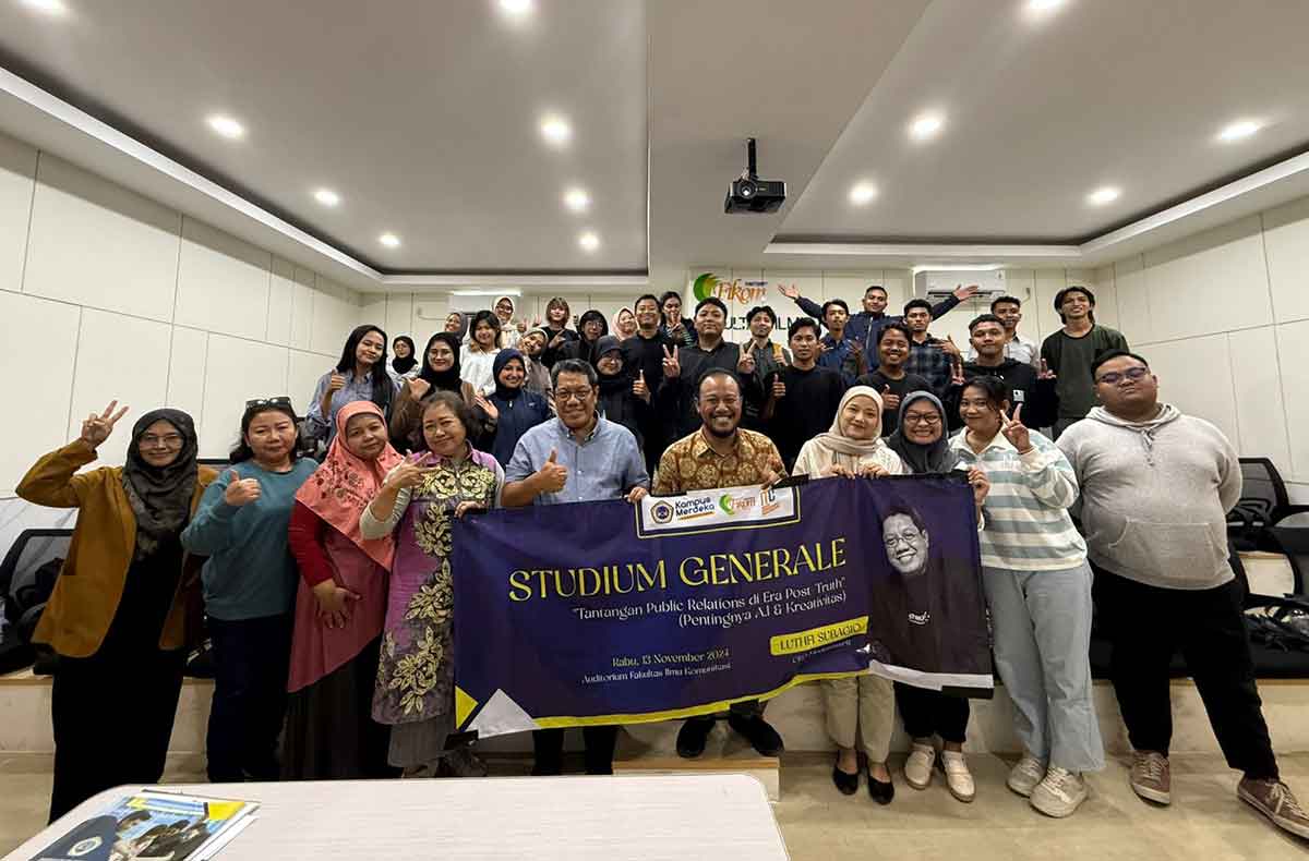 Para peserta dan narasumber dalam studium generale atau kuliah umum yang digelar Fakultas Ilmu Komunikasi Universitas Dr Soetomo.