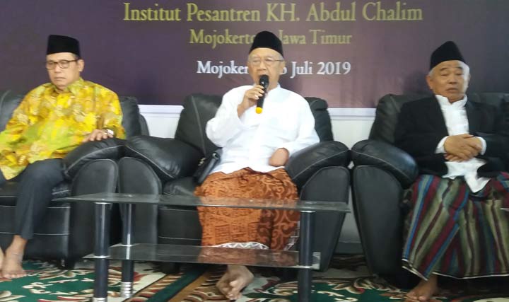 Dr. Ir. KH Salahuddin Wahid (Gus Sholah) saat menjadi pembicara pada Seminar Nasional bertema “Menuju Indonesia yang Adil dan Makmur” di Guest House Institut KH Abdul Chalim di Pondok Pesantren Amantul Ummah Pacet Mojokerto, Jumat (26/7/2019). Tampak sebelah kiri Gus Sholah, KH As