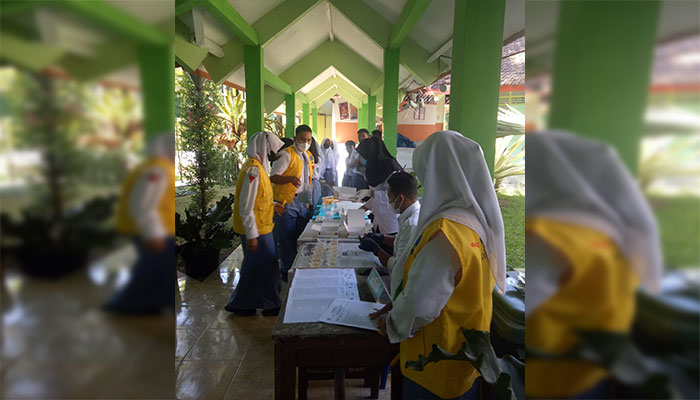 Suasana tes urine untuk siswa baru SMAN 2 Batu.