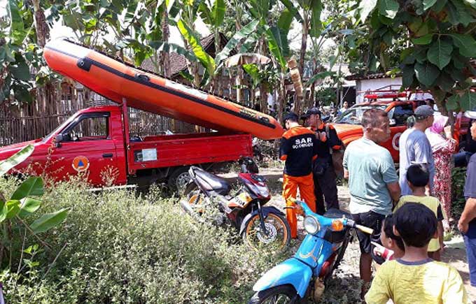 Tim SAR yang bersiap turun ke sungai melakukan pencarian. 