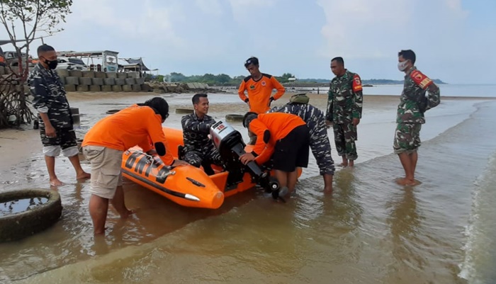 Tim FRPB Pamekasan di bawah Instruktur Letda Laut (P) Fauzan Abdillah sedang mendapatkan materi pengenalan bagian-bagian mesin perahu dan fungsinya sekaligus praktik pengoperasiannya.