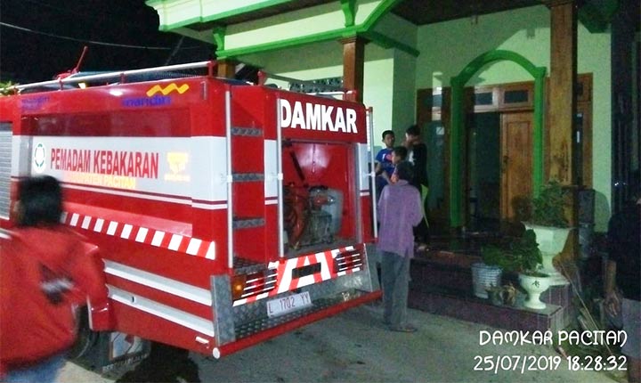 Tim damkar saat melakukan upaya pemadaman.