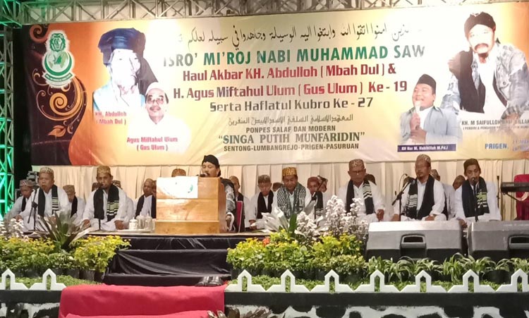Suasana istighotsah yang digelar Pondok Pesantren Singa Putih Al Munfaridin, di Lumbang, Prigen, Pasuruan.