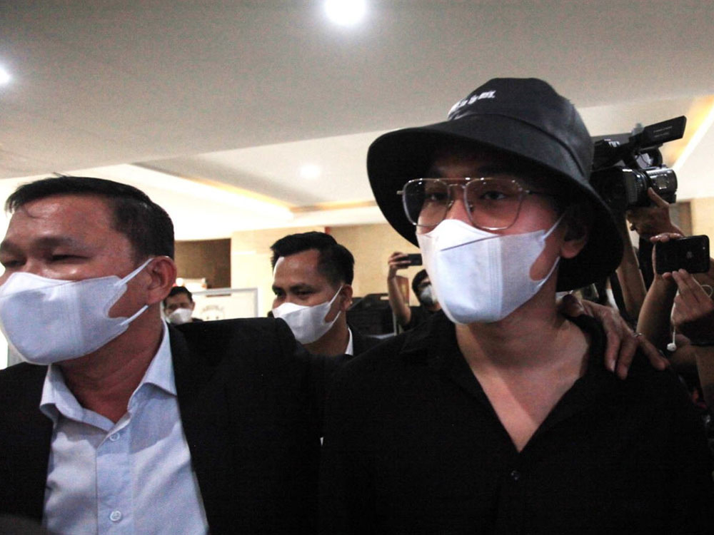 Indra Kenz berjalan untuk menjalani pemeriksaan di Gedung Bareskrim Polri, Jakarta, Kamis (24/2/2022). Foto: Antara