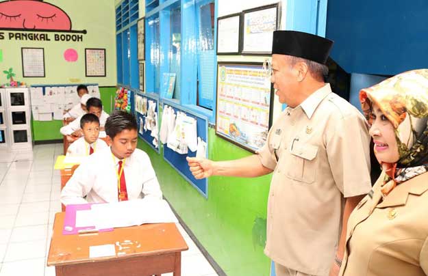Bupati Lamongan Fadeli dan Wakilnya Kartika Hidayati saat sidak di SDN Jetis III, Lamongan. foto: NURQOMAR/ BANGSAONLINE