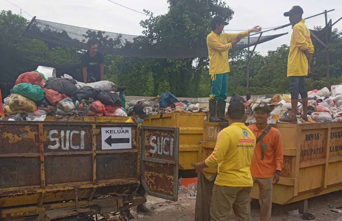 Petugas kebersihan di Lamongan.