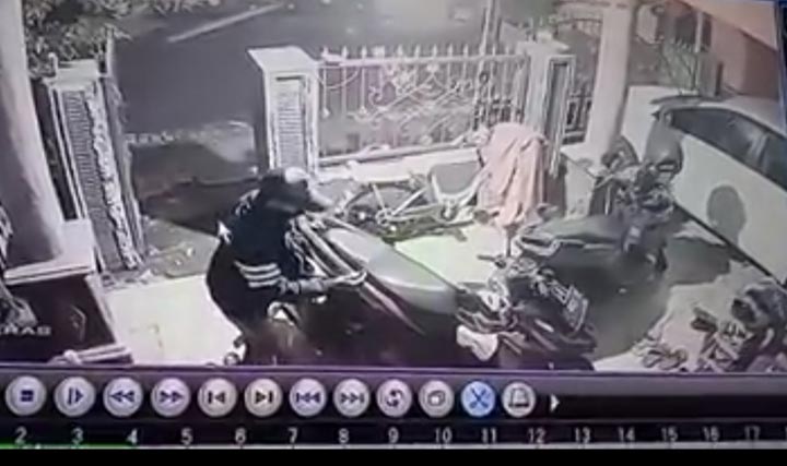 Cuplikan rekaman CCTV yang menunjukkan pelaku sedang beraksi.