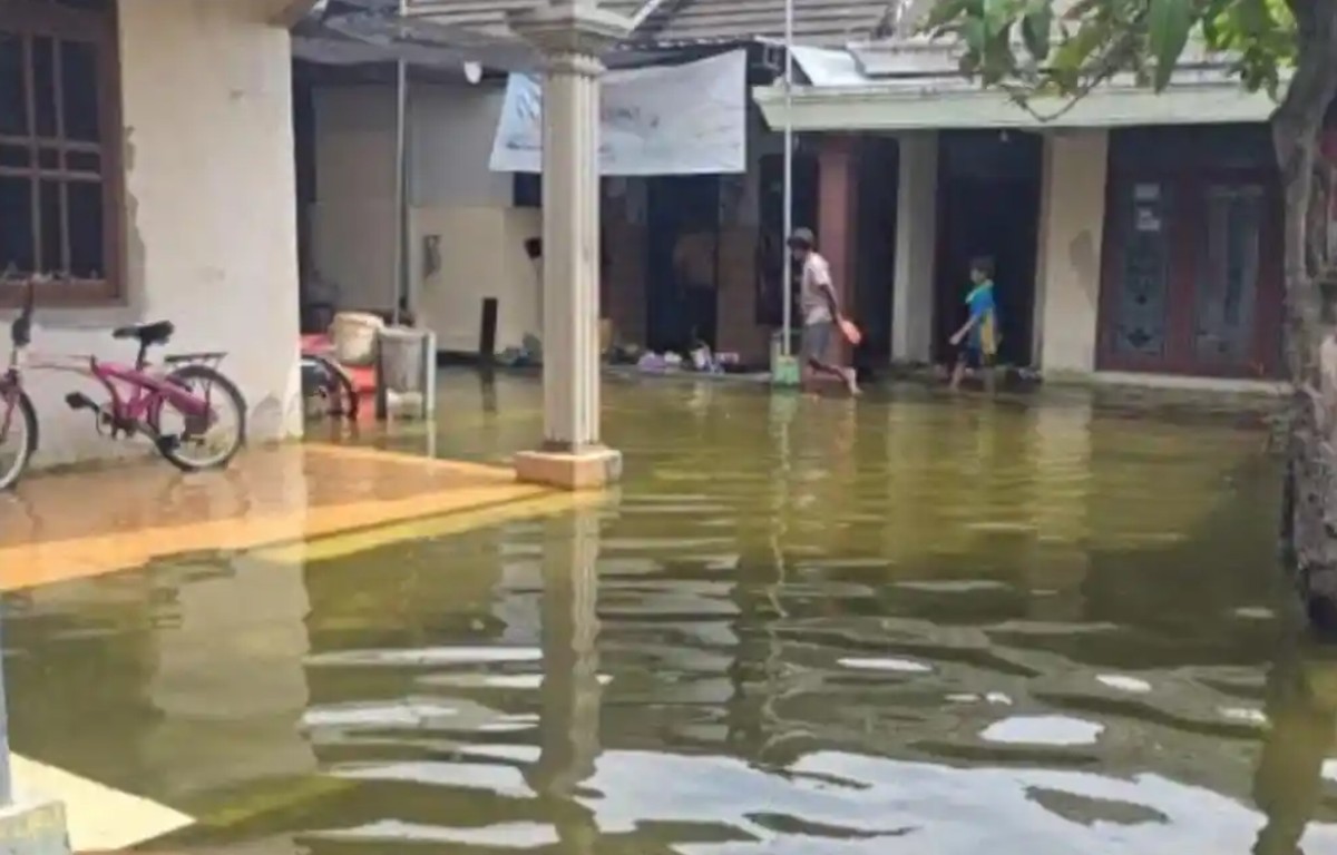 Tangkapan layar video genangan air luapan Bengawan Jero yang merendam permukiman warga di Lamongan