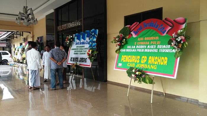 Sedikitnya ada 10 karangan bunga yang 