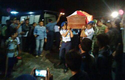 Jenazah Kohar saat hendak dikebumikan di makam umum Desa/Kecamatan Gedeg. (foto: gunadhi/BANGSAONLINE)