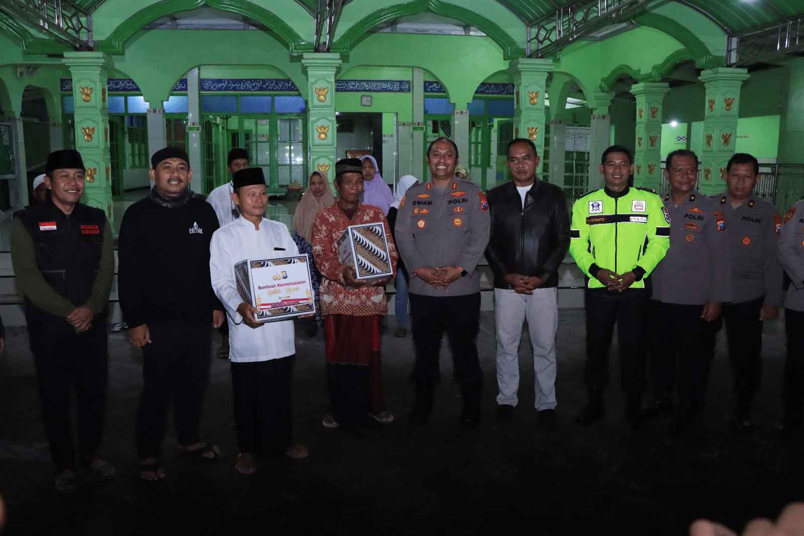 Patroli Sahur, Polres Ngawi bersama Forkopimda Bagikan Paket Sembako ke Marbot Masjid