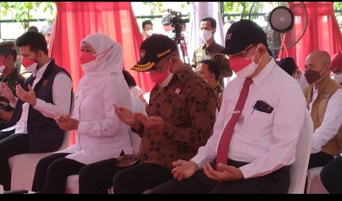 Tampak Menko PMK Muhadjir Effendy (tengah, pakai baju batik), Gubernur Jawa Timur Khofifah Indar Parawansa, Wagub Emil Dardak,  dan Rektor Unair Moh Nasih sedang mengamini doa yang dipimpin Prof Dr KH Asep Saifuddin Chalim, MA, dalam acara Seremoni Uji Klinik Vaksin Merah Putih di RSUD Dr Soetomo Surabaya, Rabu (9/2/2022). Foto: MMA/BANGSAONLINE.com