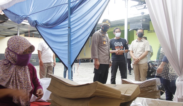 Kapolres Ngawi AKBP I Wayan Winaya saat melihat kesiapan logistik di kantor KPU.