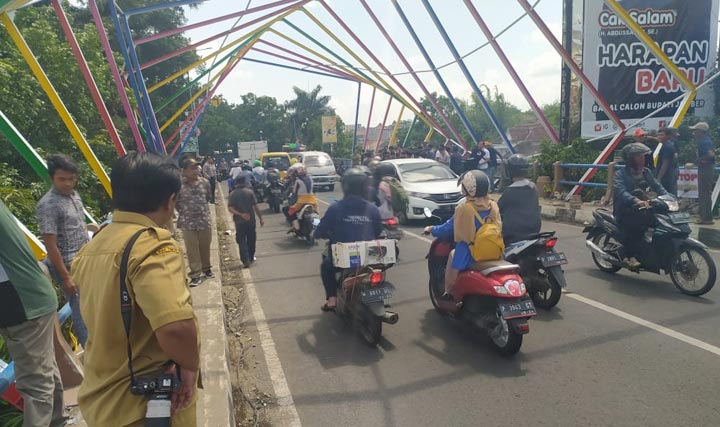 Hiasan di Jembatan Semanggi yang diprotes puluhan pengunjuk rasa. Hiasan itu menghabiskan anggaran hingga Rp 4,4 miliar.