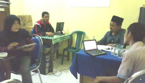 KOORDINASI - Ketua Panwaskab Sidoarjo (berkopyah) saat berdiskusi dengan tiga anggota Panwascam Sedati, di Kantor Panwascam Sedati, Minggu (14/6). foto istimewa