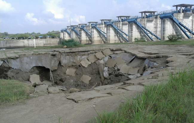 Tanah di bawah Jembatan Bendung Gerak, Bojonegoro tampak ambles. Jembatan di atasnya pun terancam putus. foto: eky nurhadi/ BANGSAONLINE