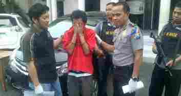 Kasat Reskrim didampinggi Kasubag Humas mengintrogasi tersangka. foto: rusmiyanto/BANGSAONLINE