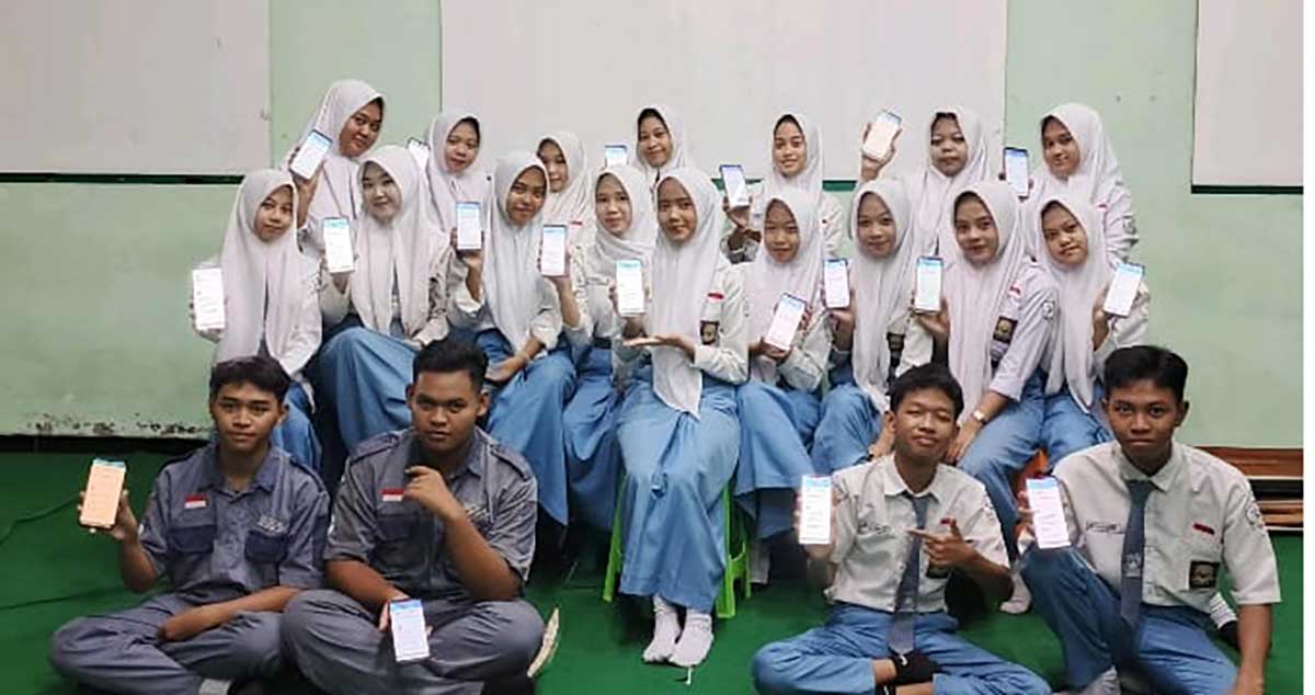 Duta Muda BPJS Kesehatan Kediri bersama siswa-siswi SMKN 1 Plosoklaten. Foto: Ist