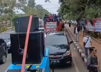 Tangkapan layar video saat massa mulai memadati area depan Polda Jatim
