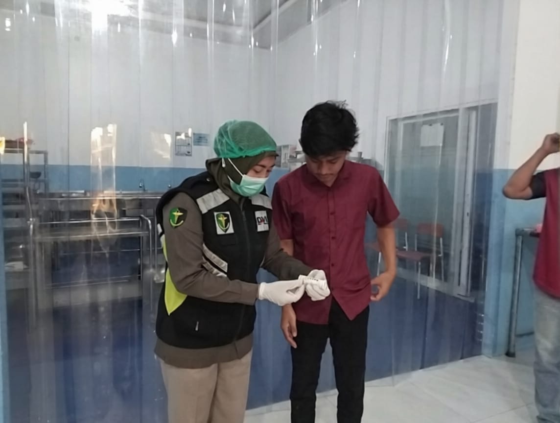  Anggota polres Ngawi saat melakukan food safety di SPPG Polri Ketanggi