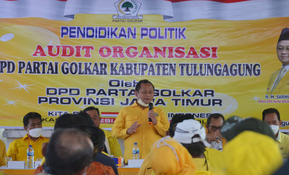 Ketua DPD Partai Golkar Jatim, M. Sarmuji saat memberikan materi dalam pendidikan politik di DPD Partai Golkar Tulungagung. foto: ist.