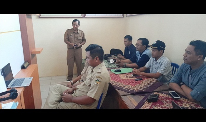 Kades Kepel, Pegawai Dinas PMD, Tenaga Ahli dan Pendamping Desa saat mengikuti teleconference bersama Menteri Desa, PDT dan Transmigrasi Abdul Halim Iskandar.
