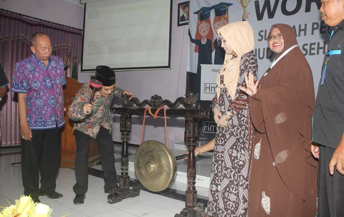 TABUH GONG: Wabup Sidoarjo H Nur Ahmad Syaifuddin membuka "Workshop Sumpah Pelajar Sidoarjo Wujudkan Sehat dan Berprestasi", Sabtu (21/10). foto Kominfo 