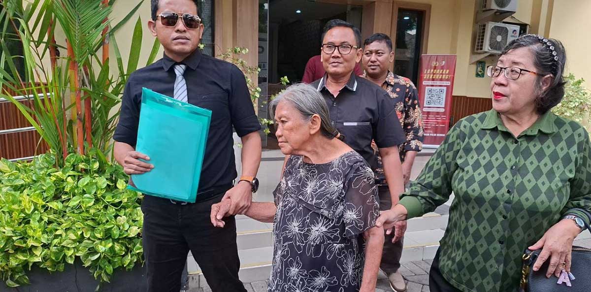 Nenek Elina saat melaporkan dugaan pemalsuan dokumen tanah ke Polda Jatim.