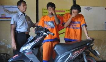 Tersangka Agus Legowo dan Agung beserta barang bukti 1 unit motor yang diamankan oleh petugas dari Polsek Tanggulangin, kemarin. foto : Agus HP/BANGSAONLINE