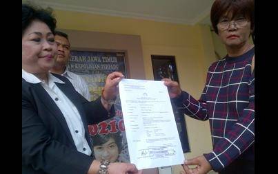 Pelapor menujukkan surat laporan. foto: rusmiyanto/BANGSAONLINE