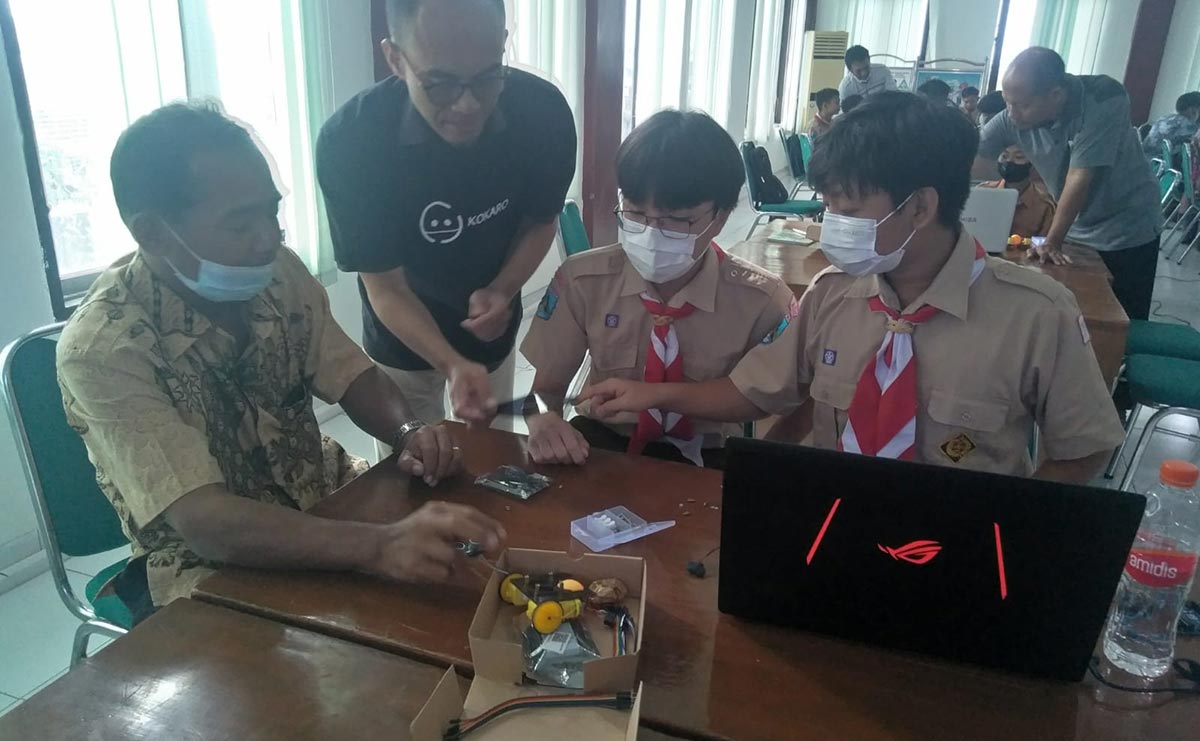 Para siswa saat dilatih merancang dan merakit robot.
