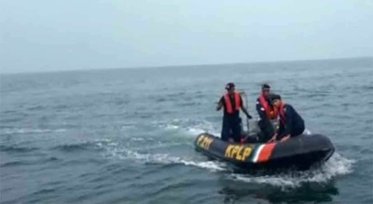 Petugas saat mencari nelayan dari Probolinggo yang hilang di tengah laut usai mengantar pemancing.
