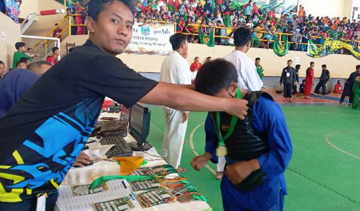 Pengalungan medali untuk Hairul Anwar sebagai juara pertama kategori tanding Putra Remaja.
