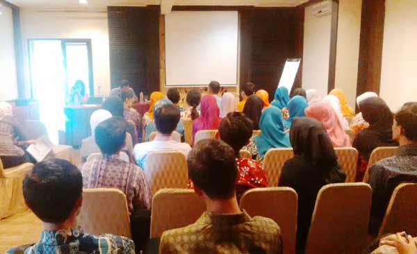 Para peserta tutor Bahasa Inggris saat diberi pelatihan di salah satu hotel di Kota Kediri. foto: arif kurniawan/ BANGSAONLINE