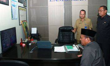 Bupati Fadeli melihat dari CCTV saat pelaksanaan UN SMP serta ekspresi para pelajar SMP saat mengerjakan UN. (Haris/BANGSAONLINE)