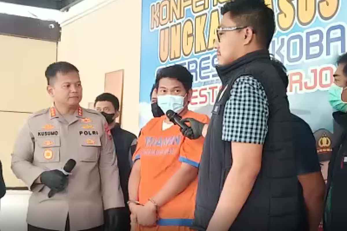 pelaku berinisial MNA (28) saat ditangkap Polresta Sidoarjo.