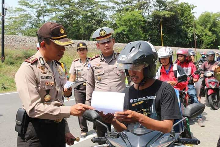 Kapolres Blitar AKBP Slamet Waloya saat melakukan pengecekan kelengkapan berkendara pada pelaksanaan operasi zebra 2017. foto: AKINA/ BANGSAONLINE