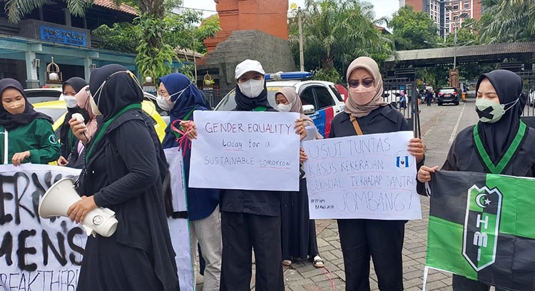 Aktivis dari HMI Malang saat menggelar aksi di depan Kampus Brawijaya Malang. Foto: Ist