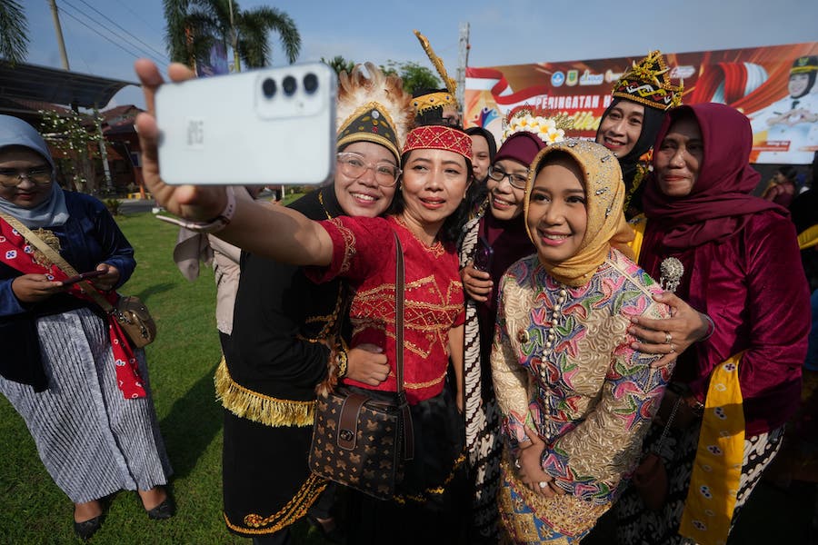 Wali Kota Mojokerto, Ika Puspitasari saat berfoto bersama usai upacara Hardiknas 2025