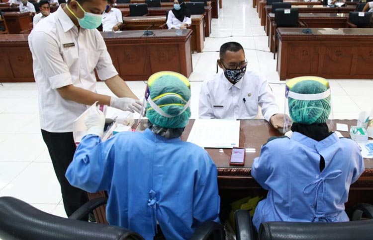 Para ASN di lingkungan Pemkab Probolinggo yang mulai dilakukan pemeriksaan rapid test.