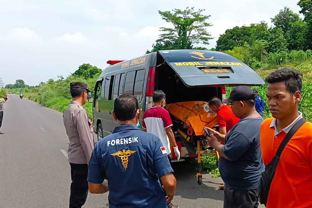 Polisi saat melakukan evakuasi penemuan mayat di Sungai Brantas Sidoarjo.