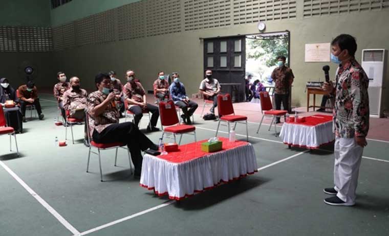 Petugas KPK RI wilayah VI Jawa Timur, saat menyampaikan materi di pada acara Monitoring dan Evaluasi Monitoring Center For Prevention (MCP) pada Pemerintah Kabupaten Kediri Tahun 2020. (foto: Kominfo).